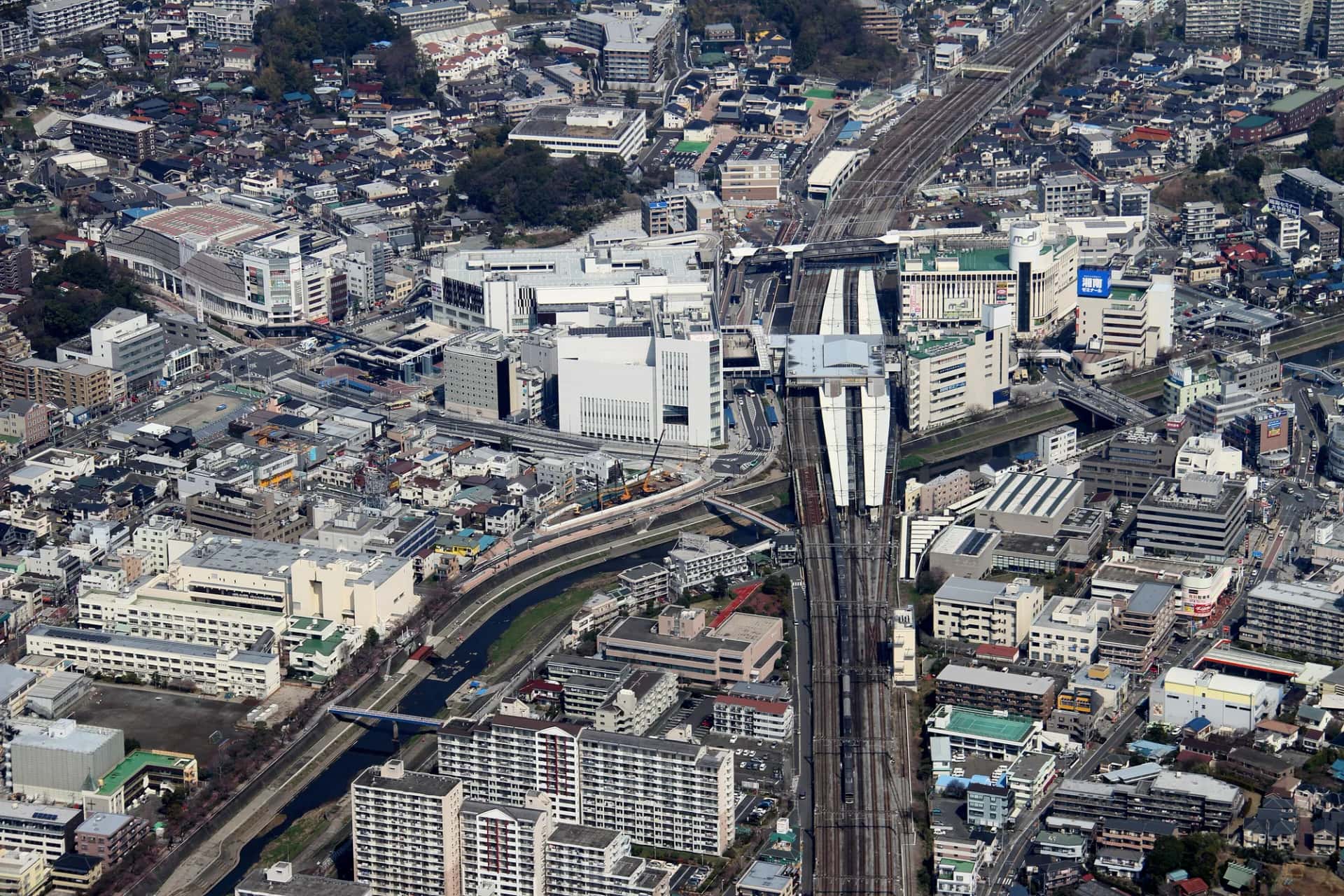 上空から見た戸塚駅周辺の街並み。柏尾川と線路に沿って、住宅と集合住宅が広がる