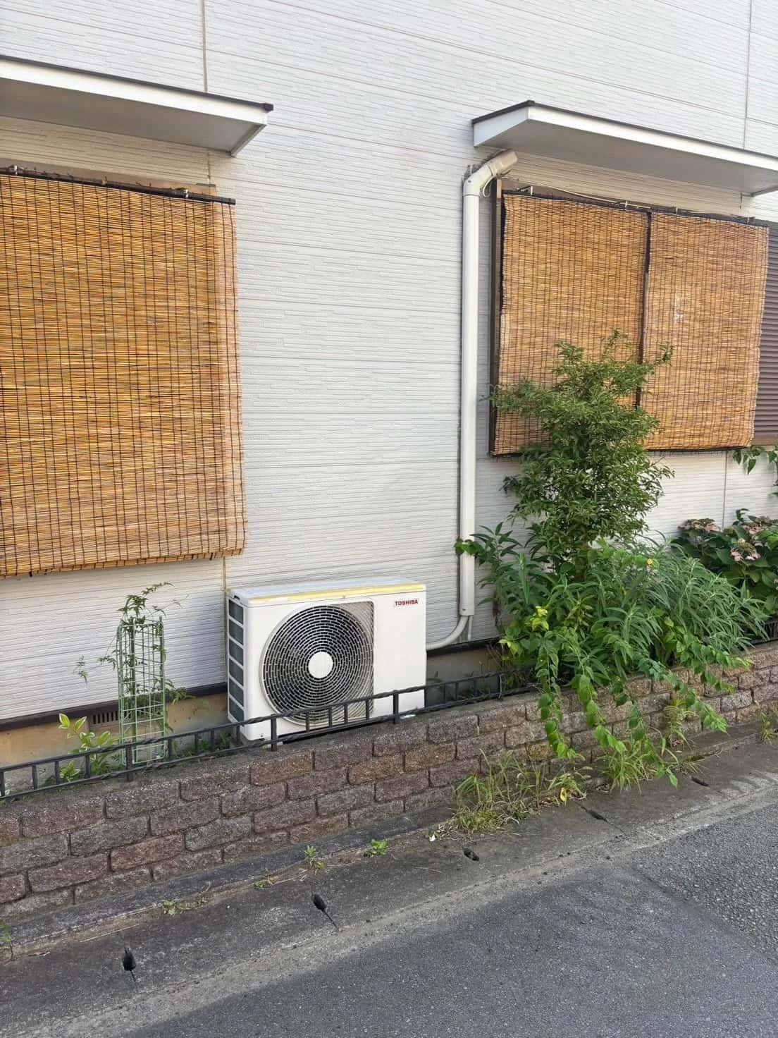 2台目の取替前の、建物の外に置かれた室外機