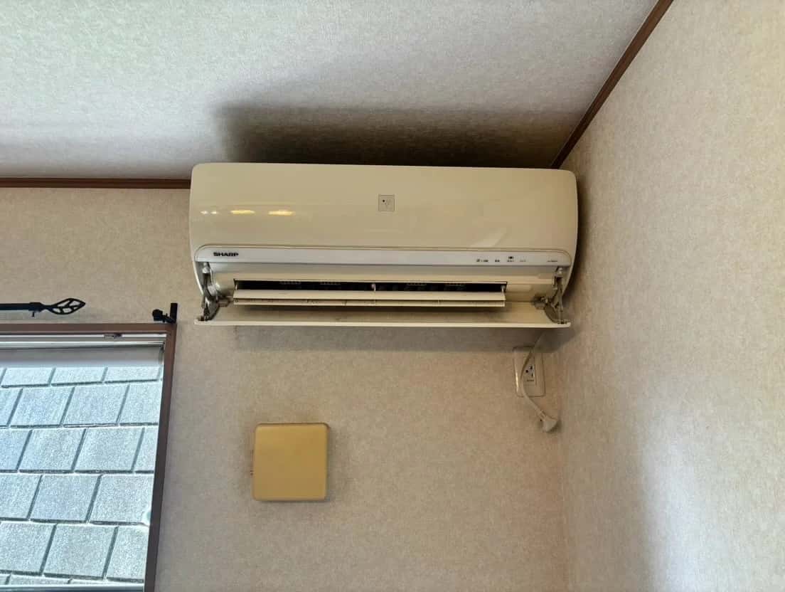 取替前の、年数のたったエアコンの室内機