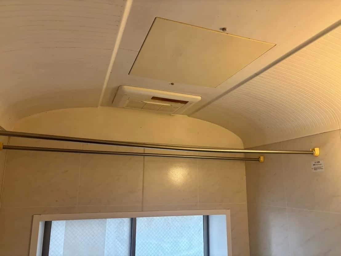 取替前の、浴室の天井の暖房乾燥機