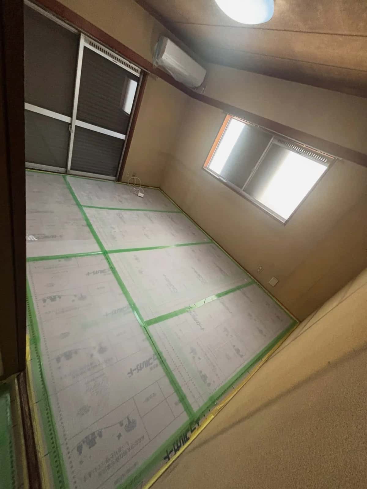 工事の前に床一面を養生シートで覆った室内(横浜総合住設の現場)