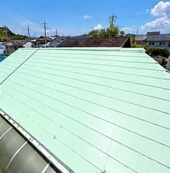 塗装を終えた、淡い緑色のスレート屋根