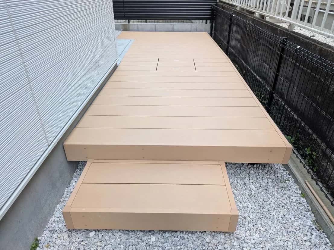 建物の横に完成した、ステップつきのウッドデッキ